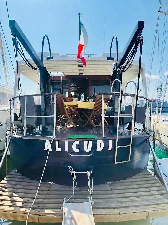 알게로 Boat & Breakfast Alicudi B&B